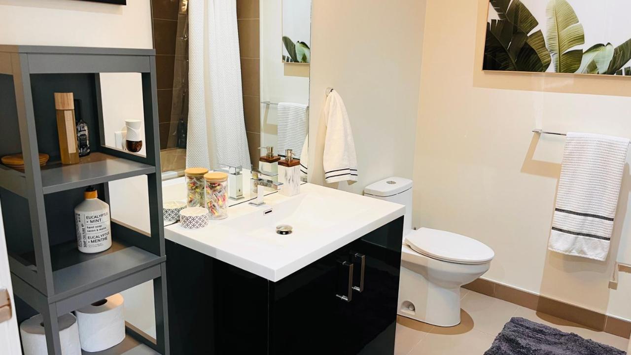 Luxury Downtown Sunset Getaway - Your Home Away From Home - Fully Stocked Kitchen, Gym, Balcony, Free Parking カルガリー エクステリア 写真