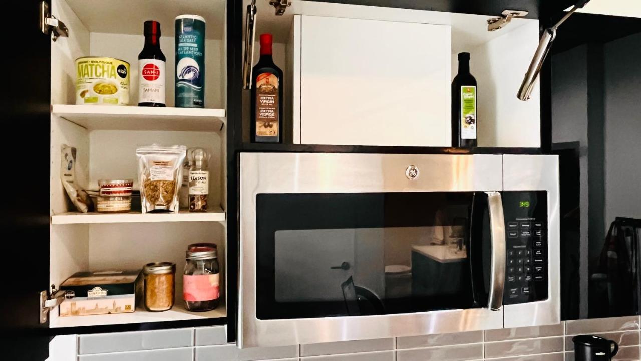 Luxury Downtown Sunset Getaway - Your Home Away From Home - Fully Stocked Kitchen, Gym, Balcony, Free Parking カルガリー エクステリア 写真