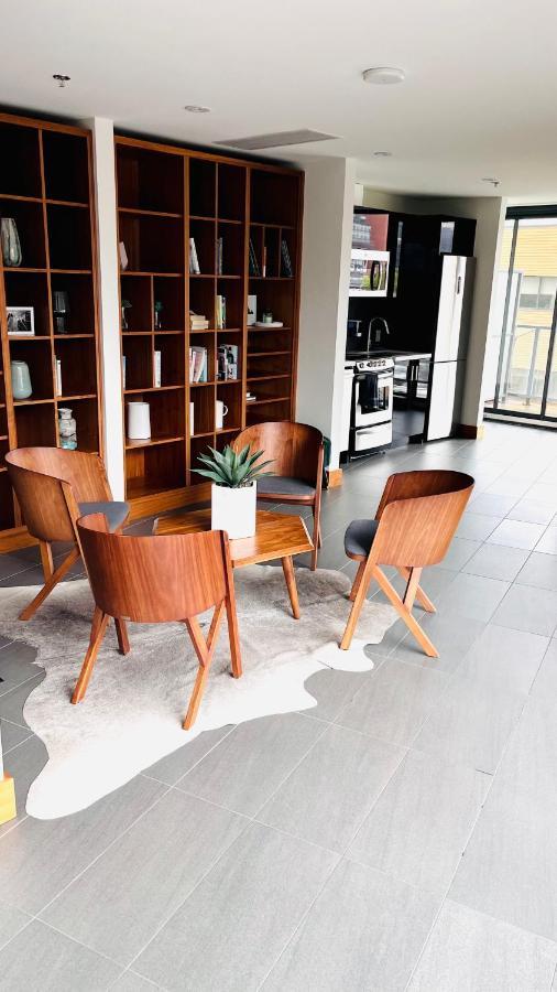 Luxury Downtown Sunset Getaway - Your Home Away From Home - Fully Stocked Kitchen, Gym, Balcony, Free Parking カルガリー エクステリア 写真