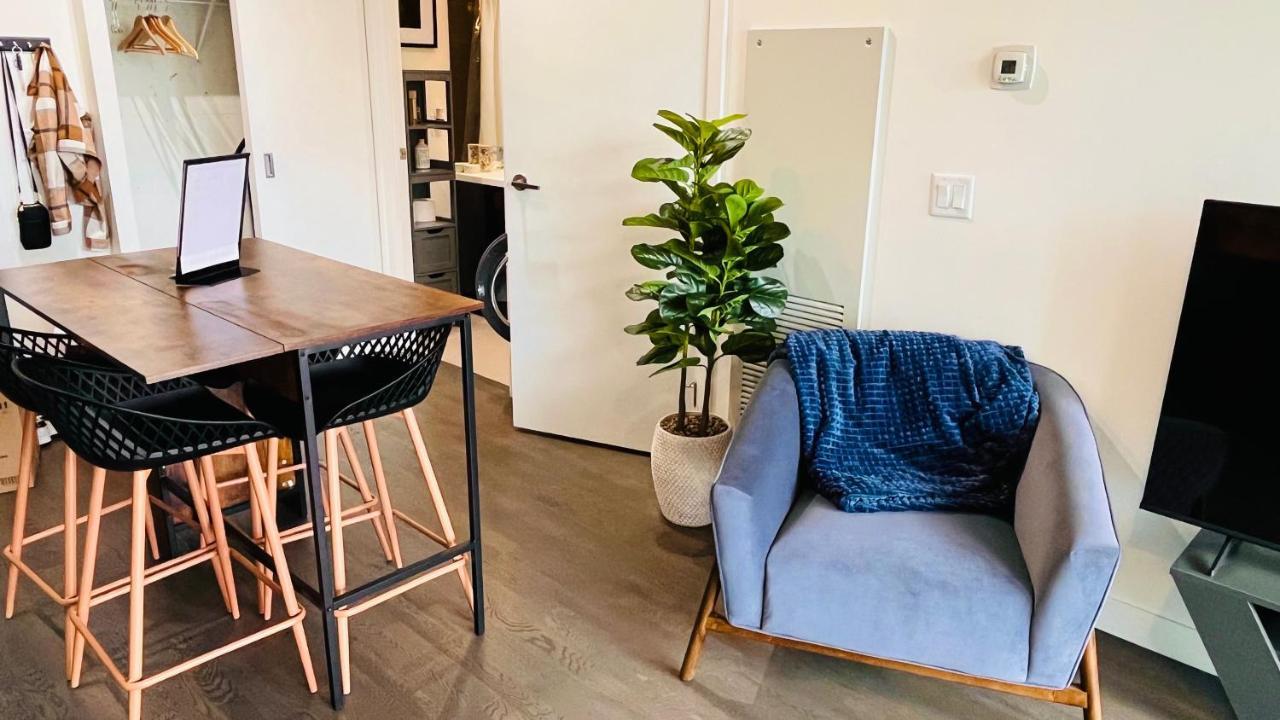 Luxury Downtown Sunset Getaway - Your Home Away From Home - Fully Stocked Kitchen, Gym, Balcony, Free Parking カルガリー エクステリア 写真