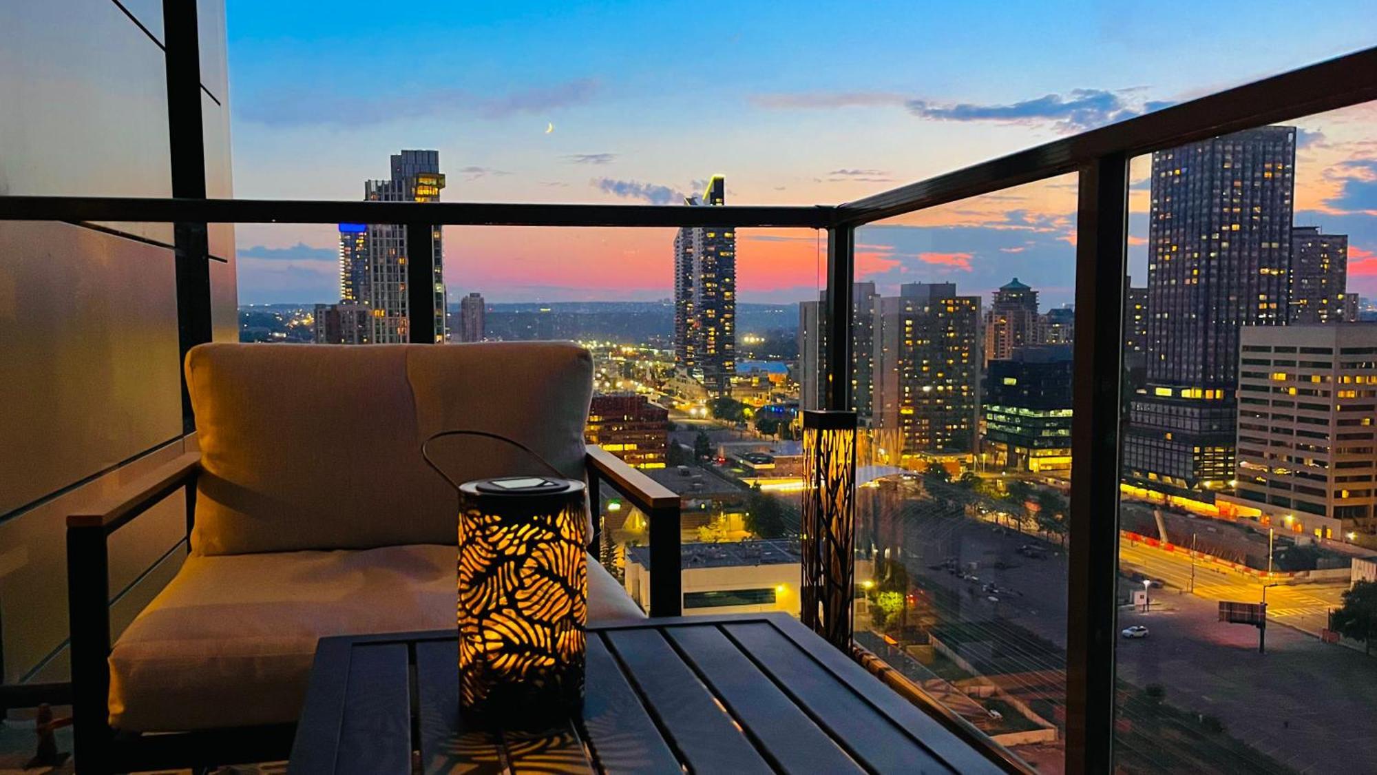 Luxury Downtown Sunset Getaway - Your Home Away From Home - Fully Stocked Kitchen, Gym, Balcony, Free Parking カルガリー エクステリア 写真